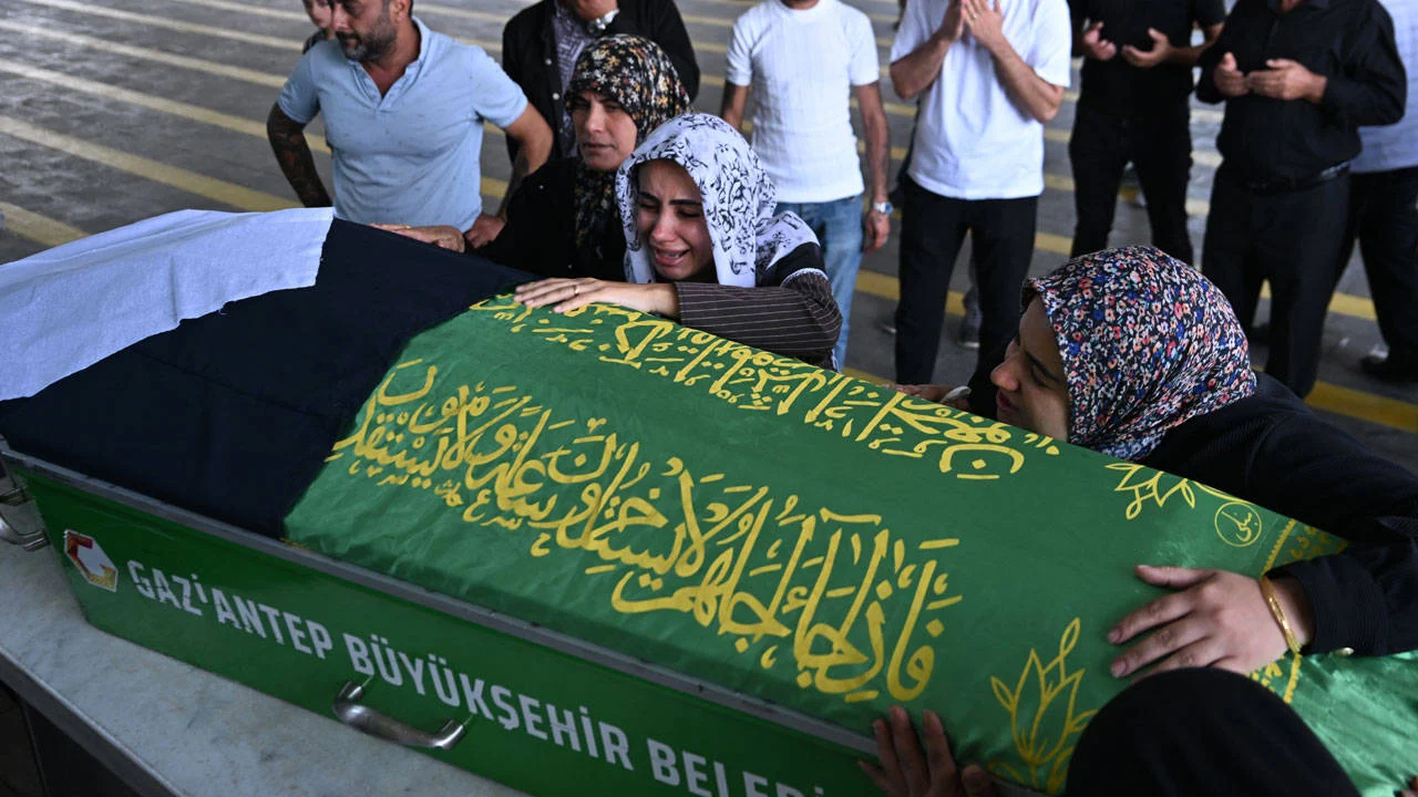 Kuzey Kıbrıs'taki gemide ölen 1'i çocuk 3 kişi defnedildi