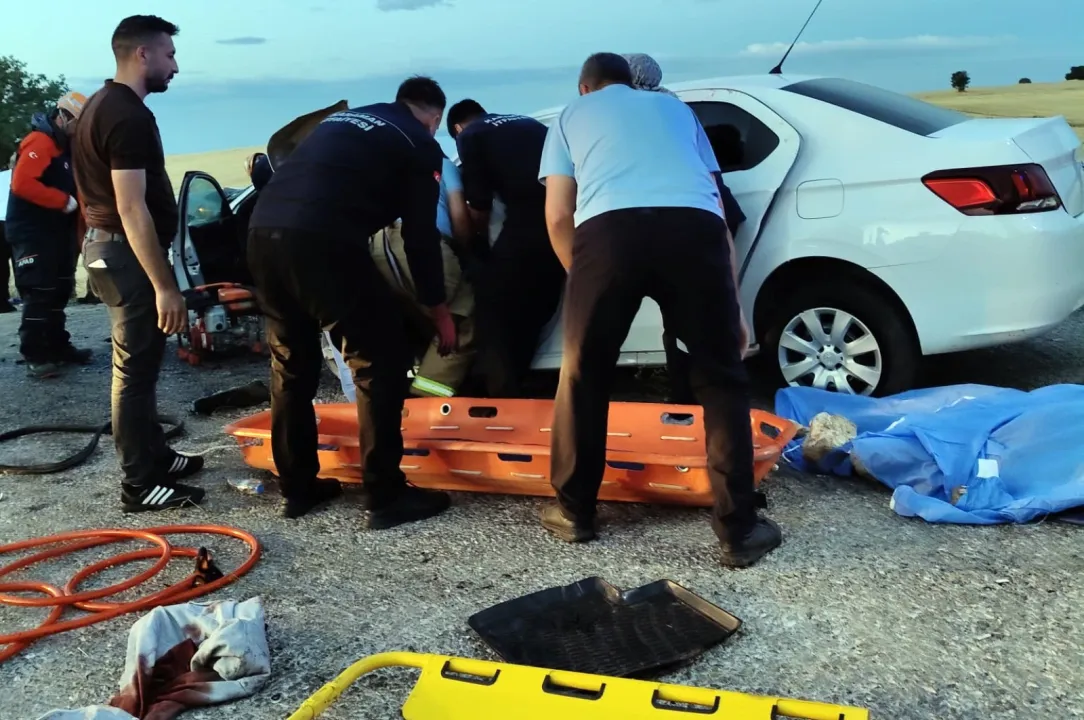 Düğün konvoyunda kaza: 2 ölü, 5 yaralı