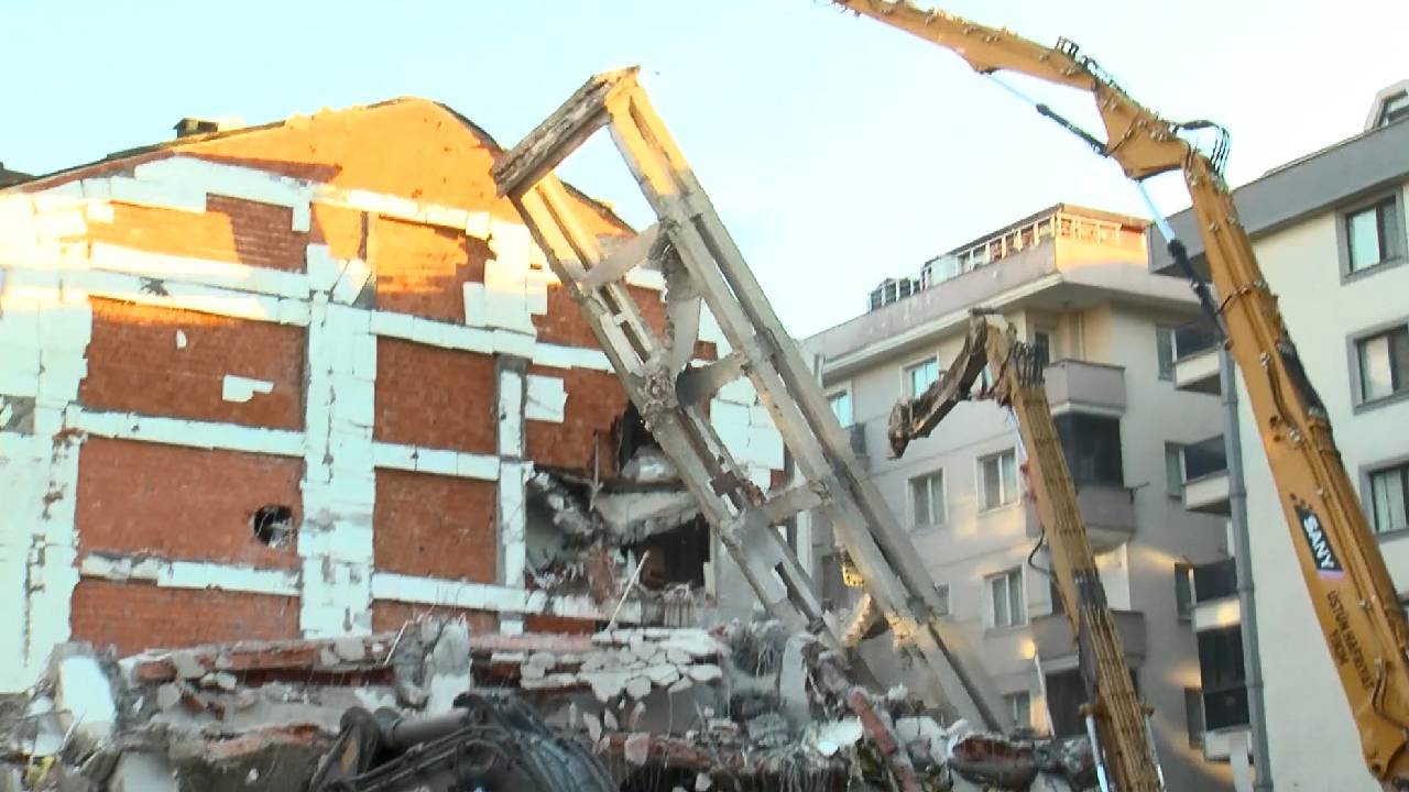 Yine Bahçelievler: Bina yıkımında yandaki binaya da zarar verildi