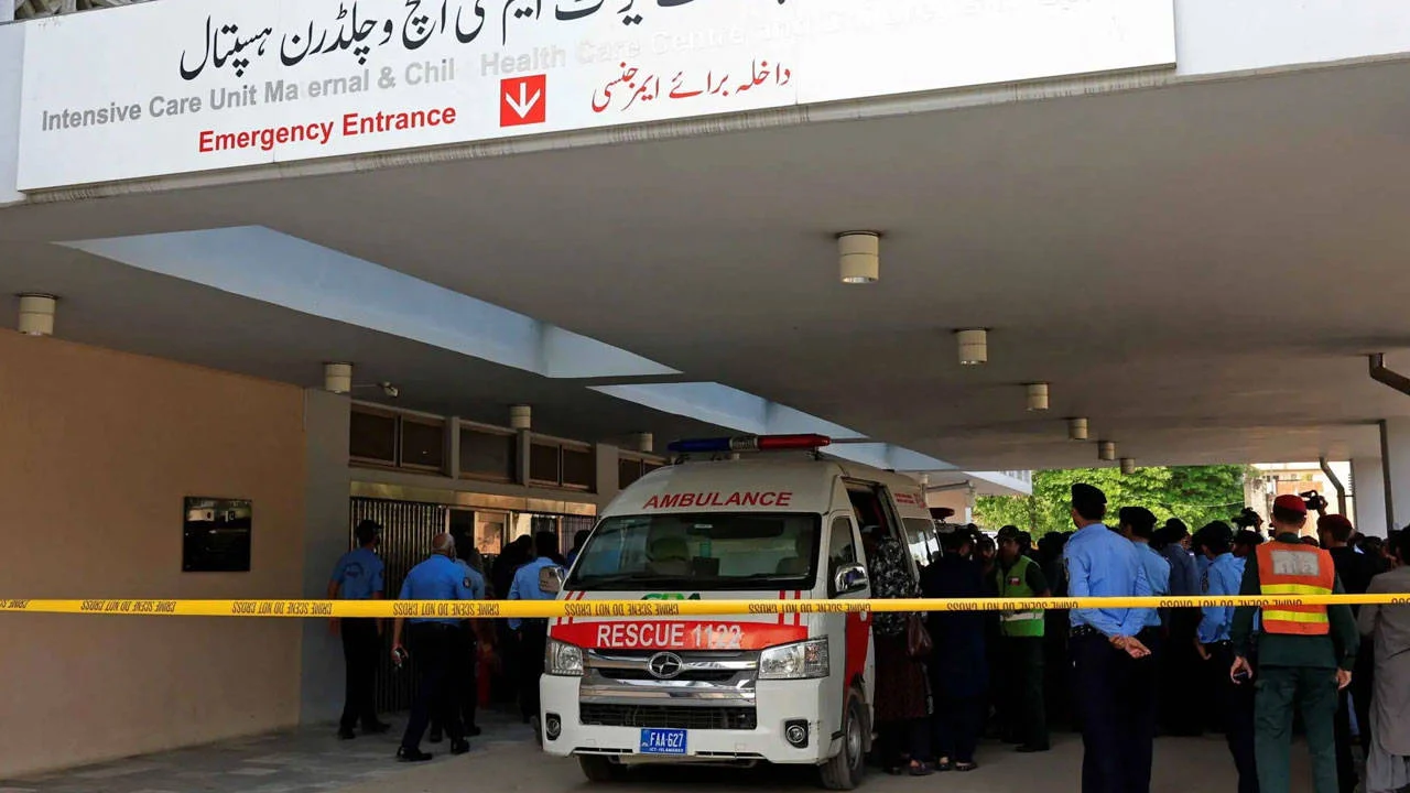 Pakistan'da hastanede yangın: 15 bebek hayatını kaybetti
