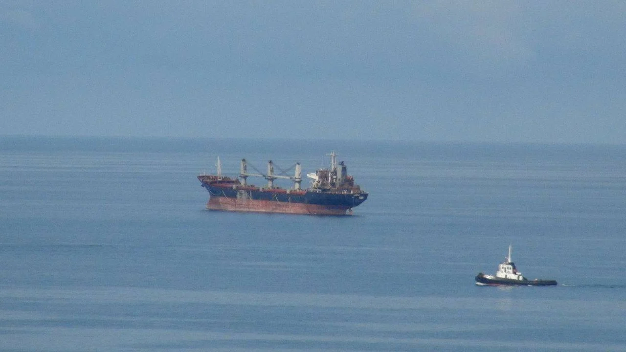 Rusya açıklarında saldırıya uğrayan gemi Giresun’a sürüklendi: Mürettebattan 1 kişi kayıp