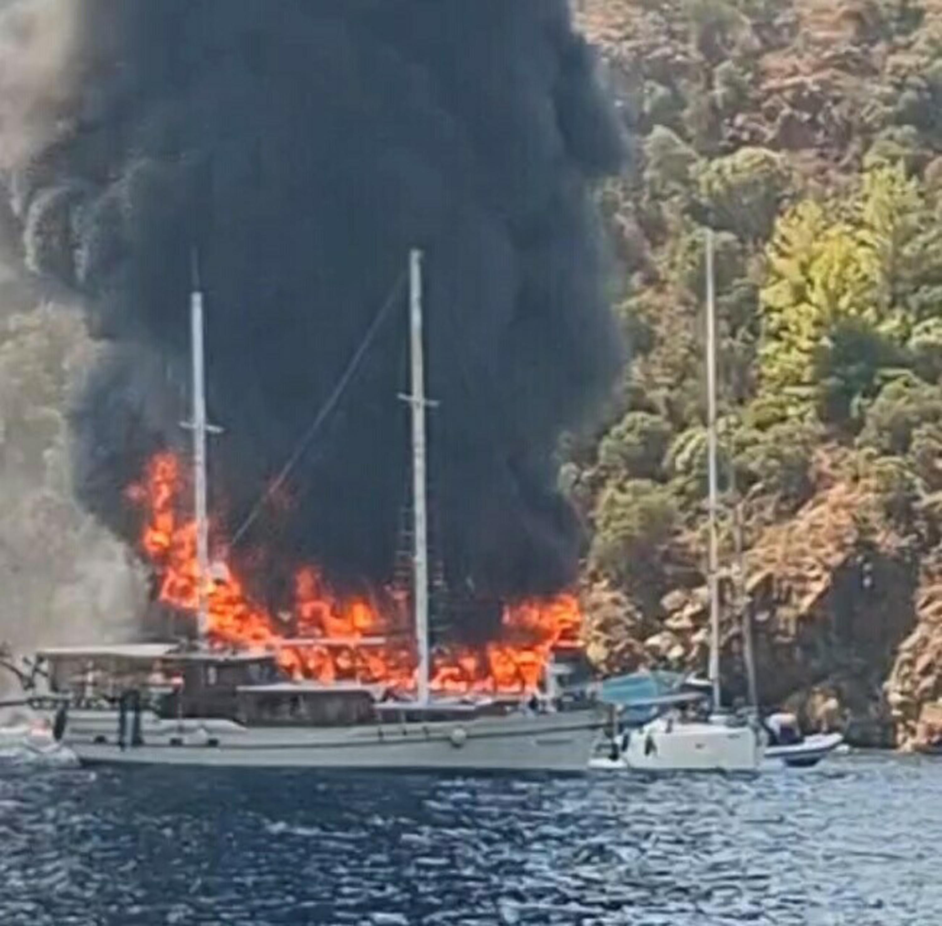 Fethiye'de denizin ortasında can pazarı! Alev topuna dönen teknedeki 115 kişi çareyi suya atlamakta buldu