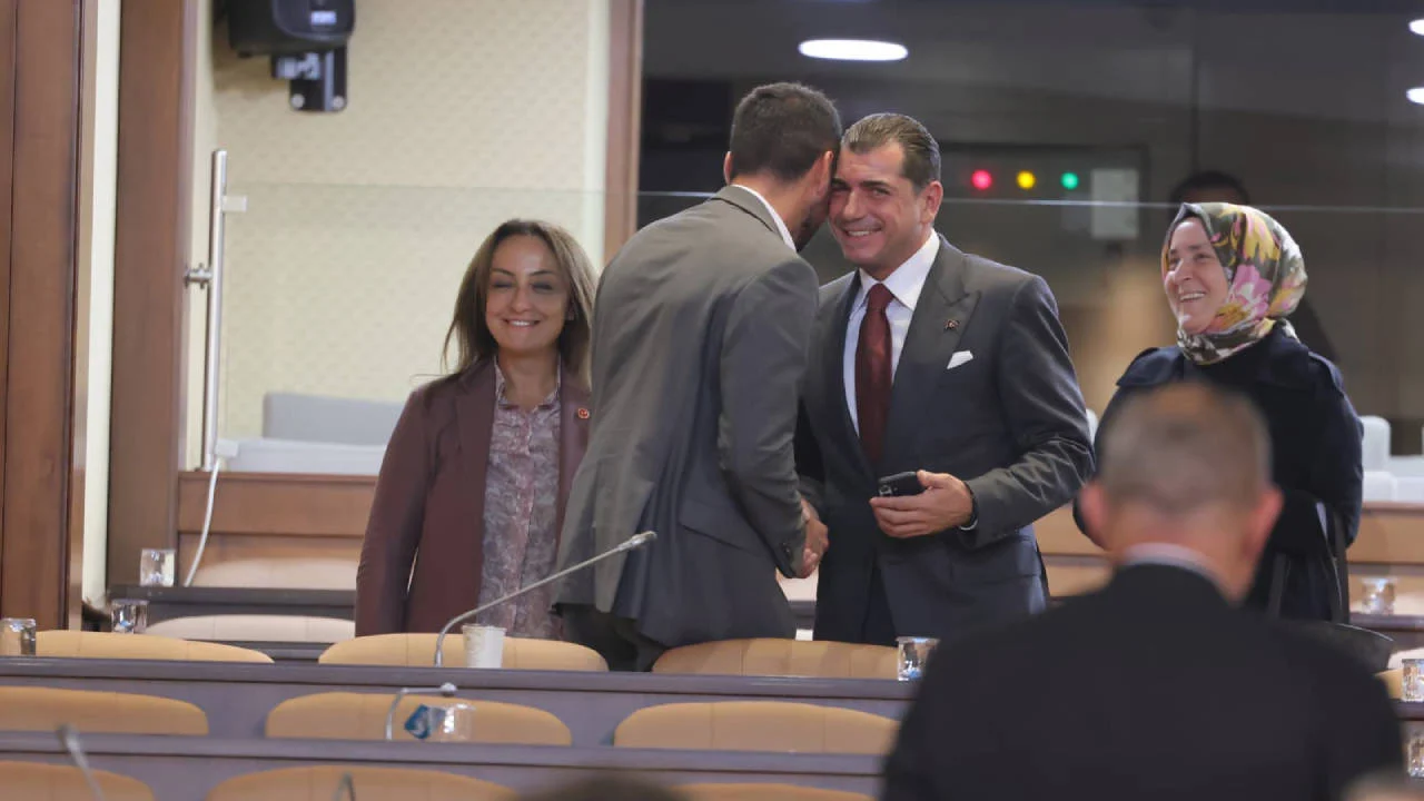 İBB Meclis Üyesi Ekrem Eray Arda, CHP'den istifa eder etmez AKP grubuyla tokalaştı
