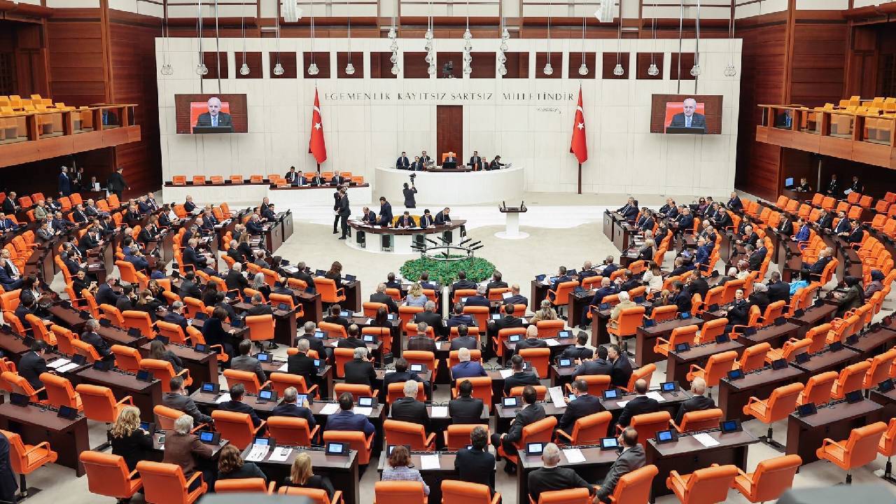 YENİ Parti'nin fon krizini araştırma önergesi AKP ve MHP oylarıyla reddedildi