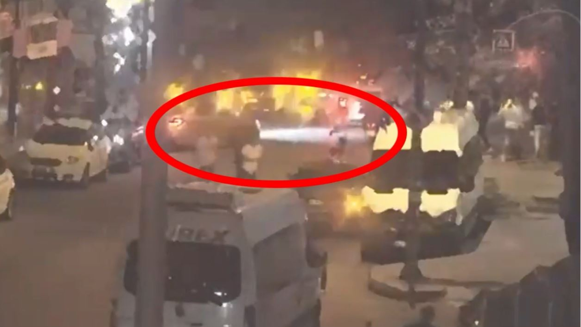 Gözaltındaki şüphelilerin bulunduğu polis otobüslerini takip ettiler!