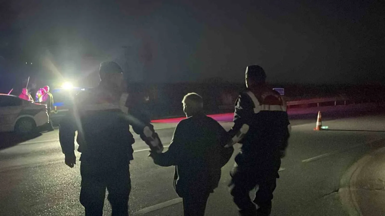 Karaman’da kazanın şokunu yaşayan yaşlı sürücüyü jandarma teselli etti
