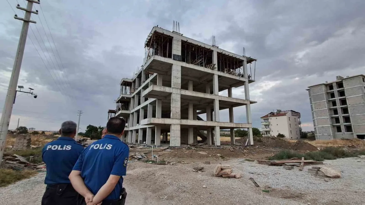 Karaman’da 4. kattan düşen kalıp ustası ağır yaralandı