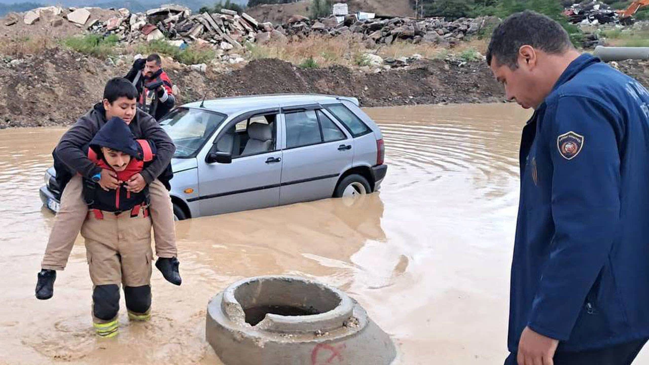 Hatay'da sağanak: Otomobilde mahsur kalan öğrenciler kurtarıldı