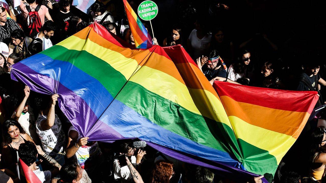 LGBTİ+’lara yönelik operasyonlara tepkiler: "Asıl güvenlik sorunu ayrımcılık"