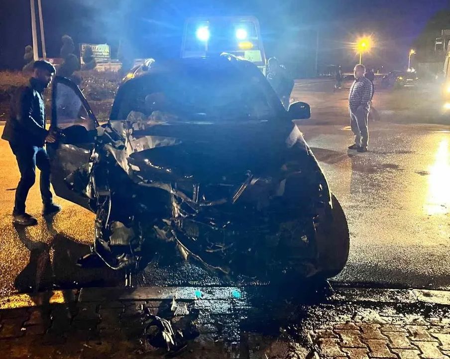 Ereğli’de SUV tipi araç duvara çarptı: 4 yaralı