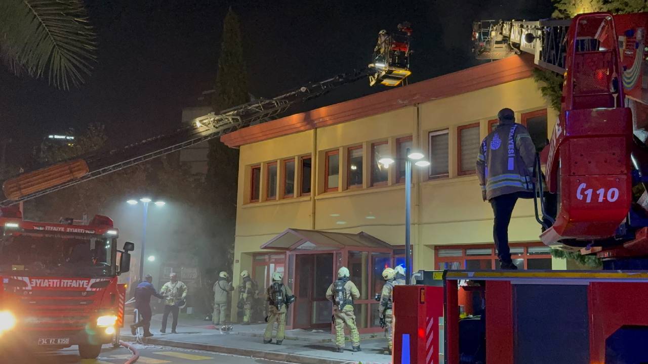 Kartal Koşuyolu Eğitim ve Araştırma Hastanesinin çatısında çıkan yangın söndürüldü