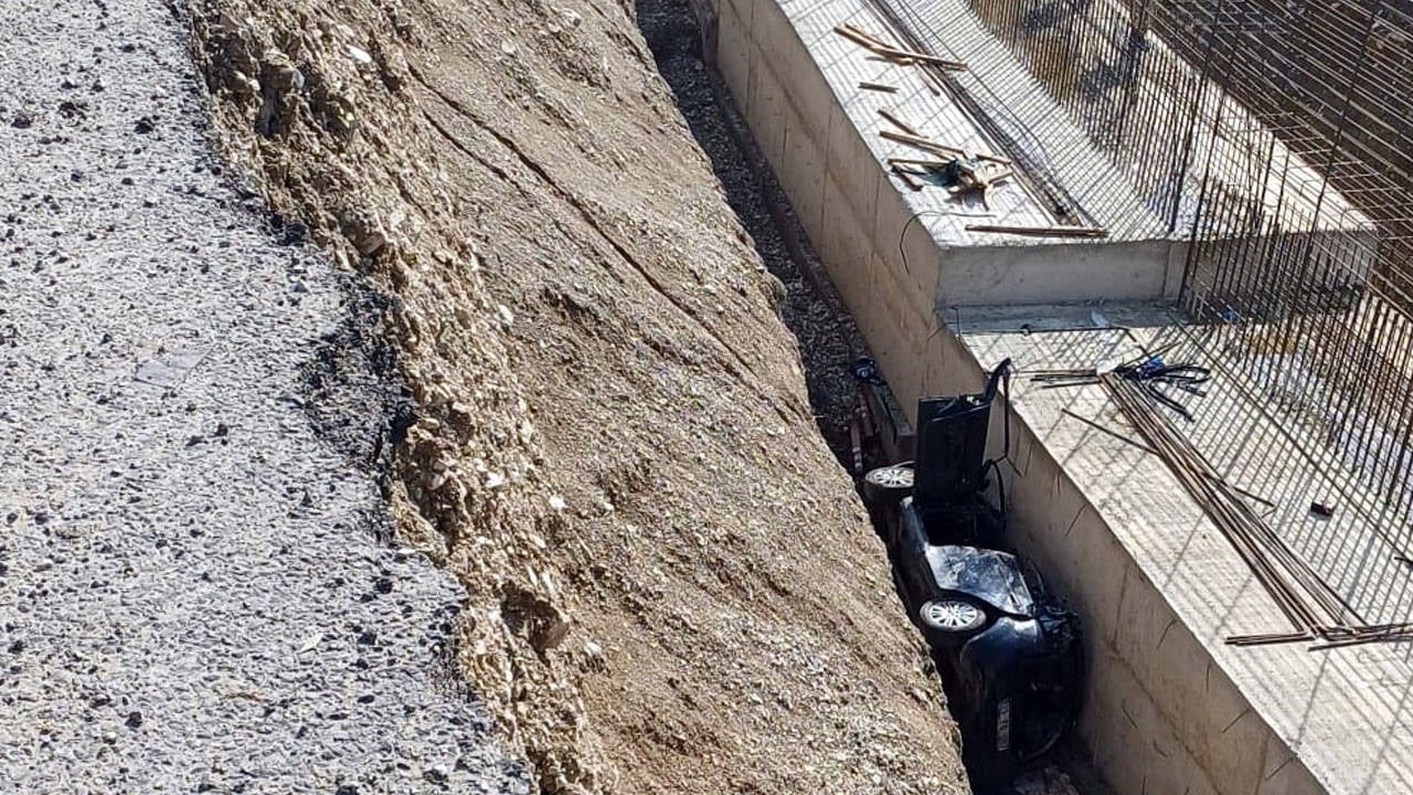 Erzurum’da bir otomobil, yol genişletme çalışması alanına düştü: 3 kişi öldü