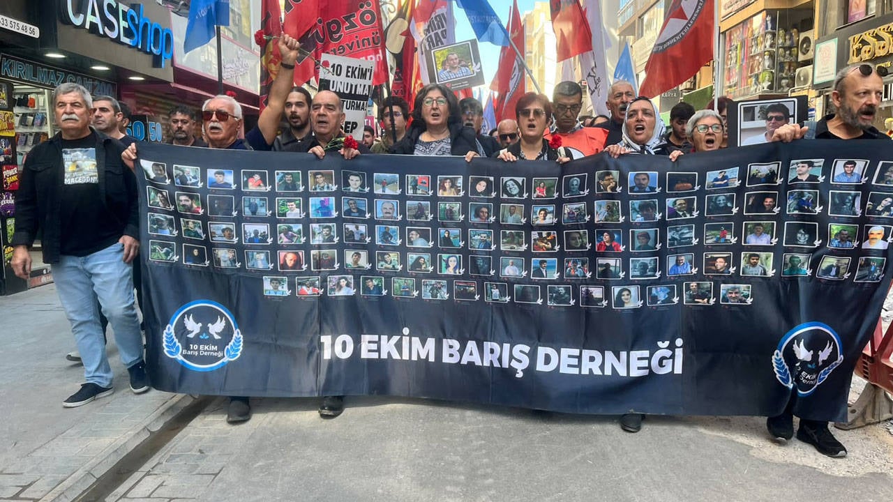 10 Ekim Katliamı: Hayatını kaybedenler İzmir'de anıldı