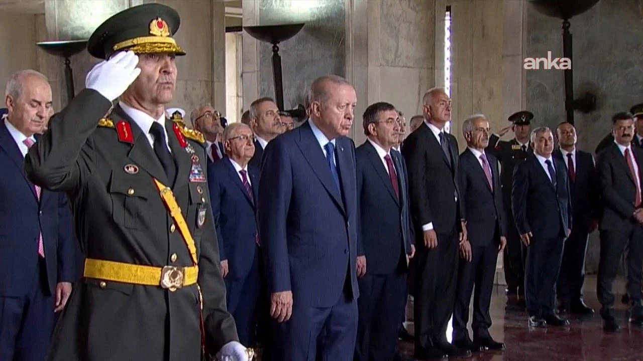 Erdoğan başkanlığındaki devlet erkanı Anıtkabir'i ziyaret etti