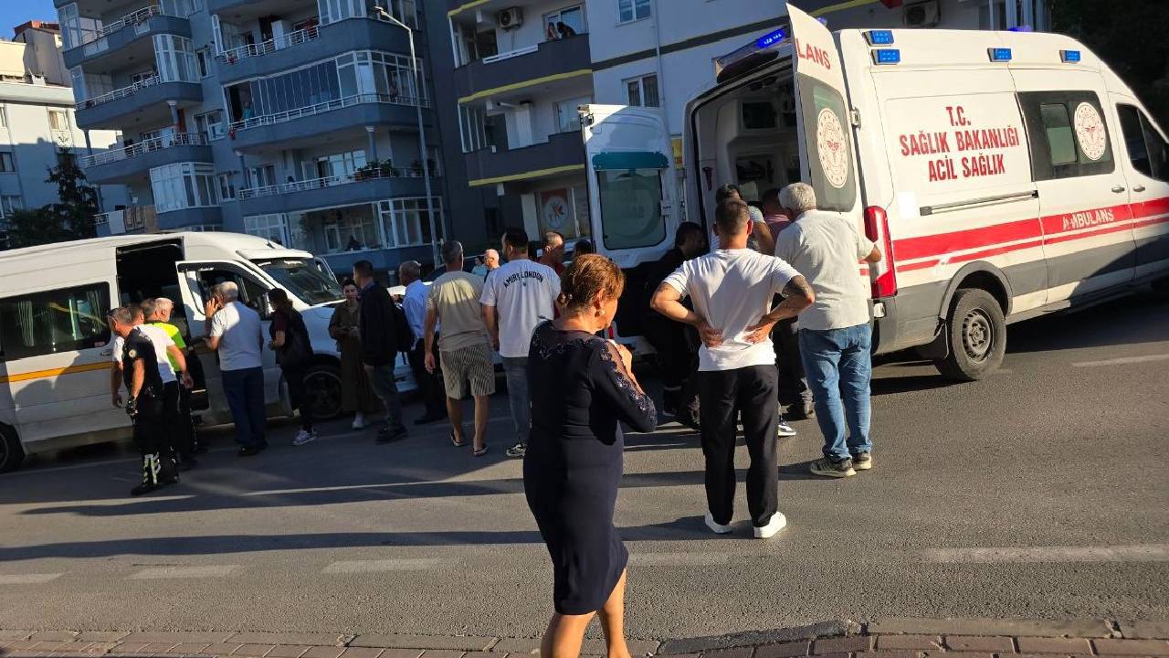 Sürücüsünün kalp krizi geçirdiği servis minibüsü, otomobille çarptı: 1 kişi hayatını kaybetti