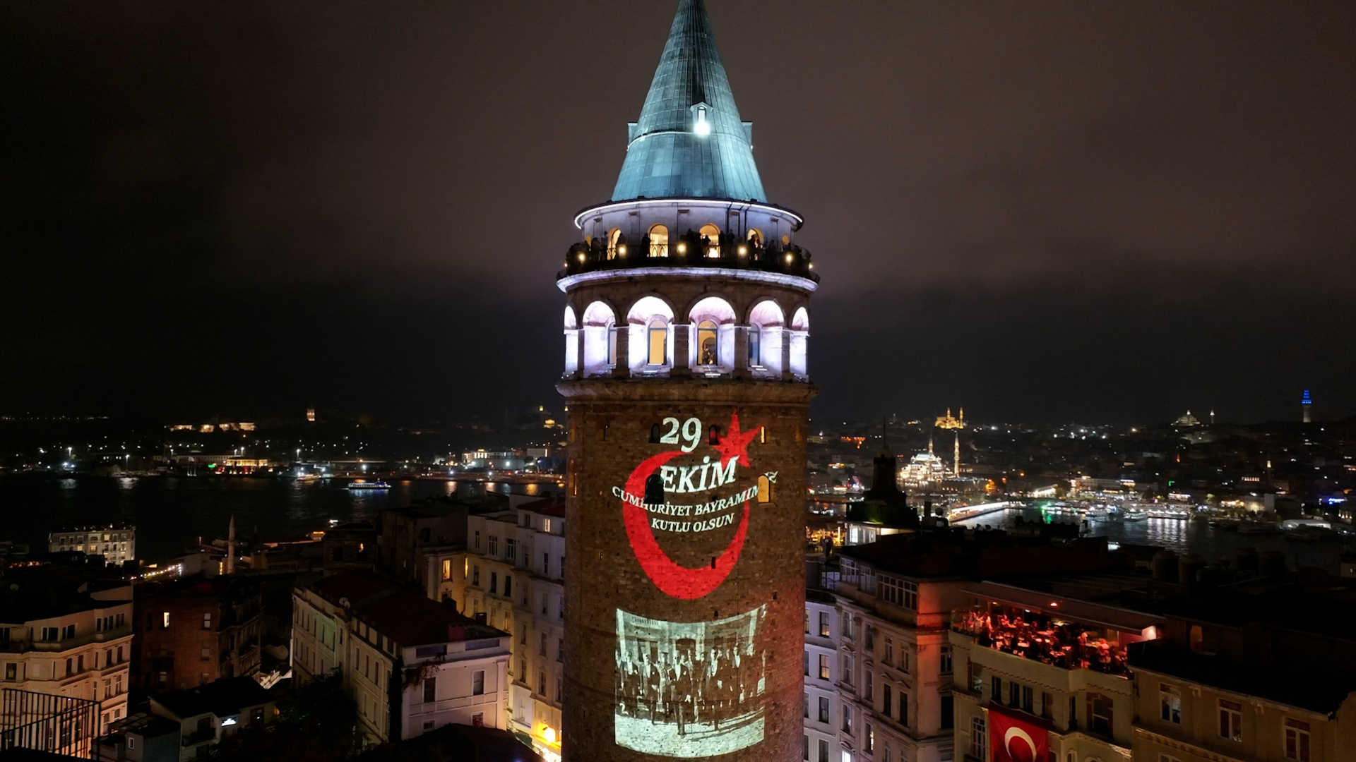 103 yıllık ışık Galata'dan göğe yükseldi