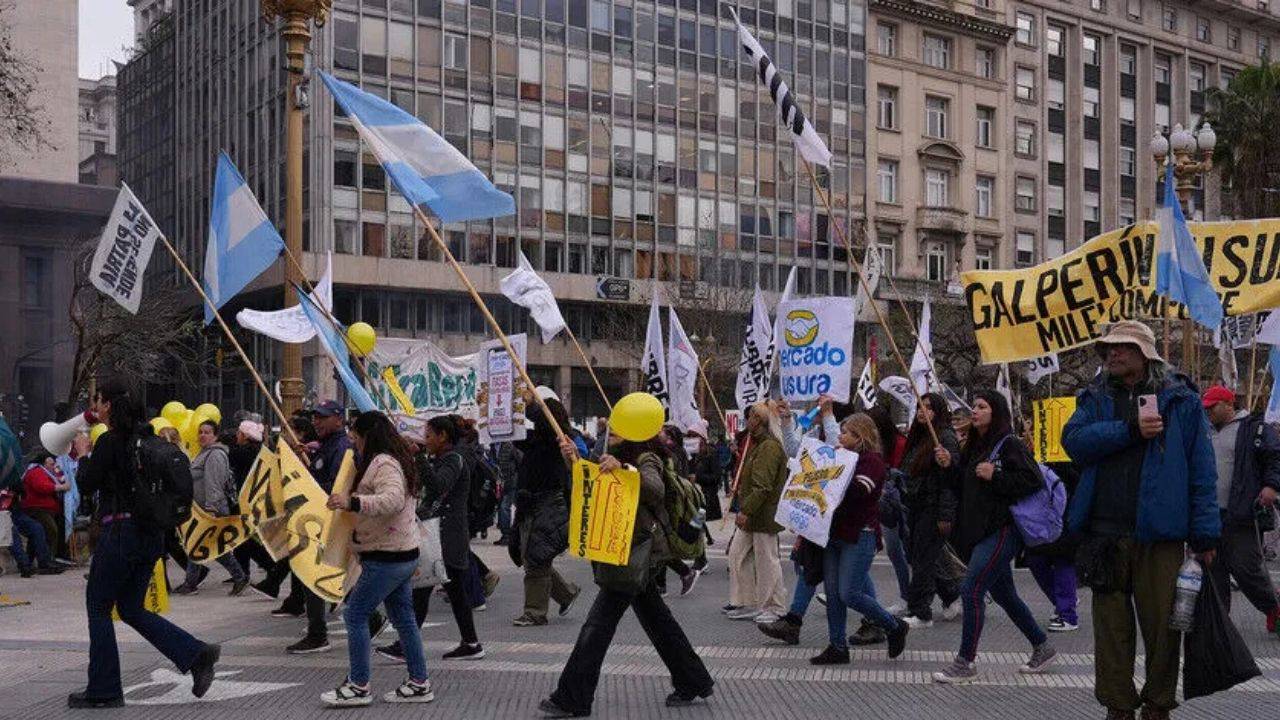 Kriz kontrolden çıktı: Halk sokağa döküldü