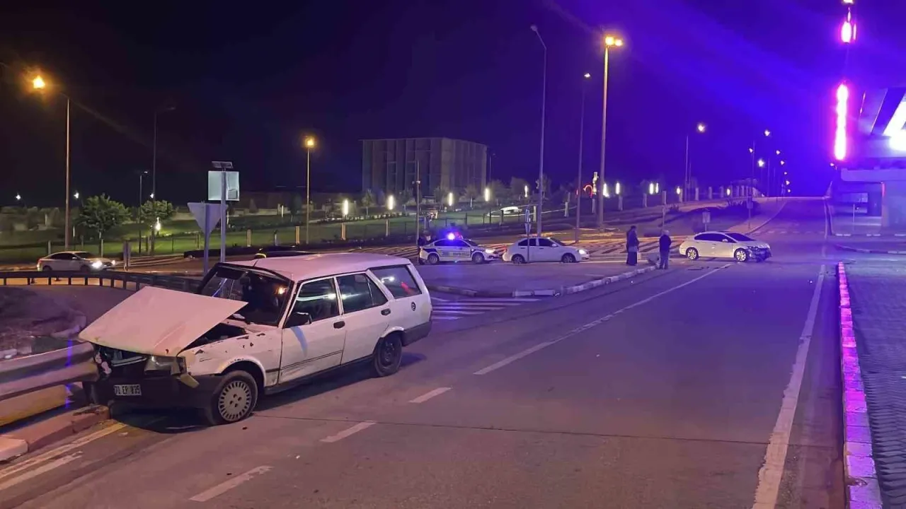 Kavşakta çarpışan otomobillerden biri bariyerlere çarparak durabildi: 2 yaralı