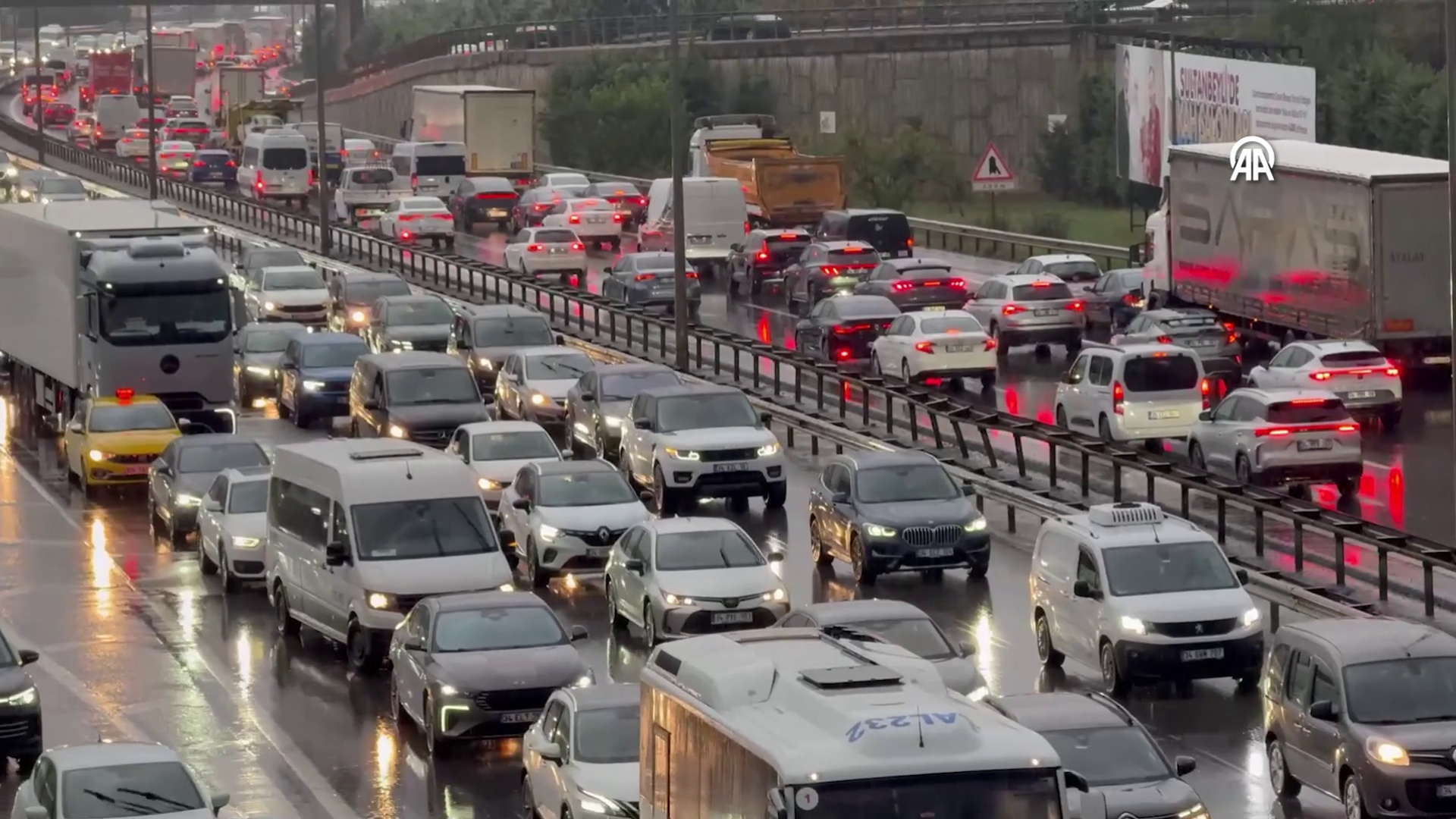 İstanbul'da yağmur trafiği! Yüzde 89'a ulaştı