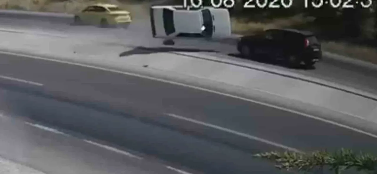 Yola fırlayan parçadan kurtulmak isterken karşı şeride uçarak 2 otomobille çarpıştı: 2 ölü