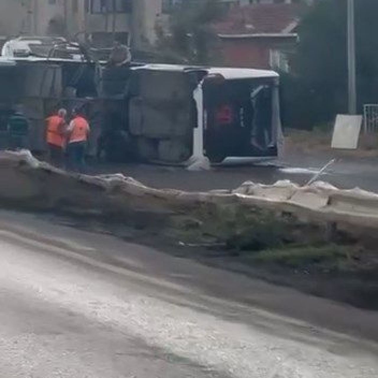 Servis otobüsü devrildi: 18 yaralı