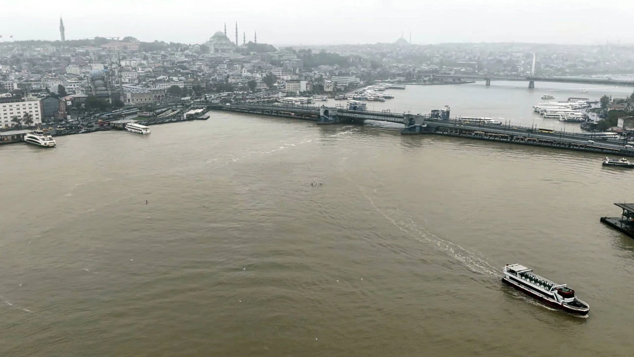 İstanbul'da sağanak sonrası Boğaz'ın rengi değişti: Deniz kahverengiye büründü