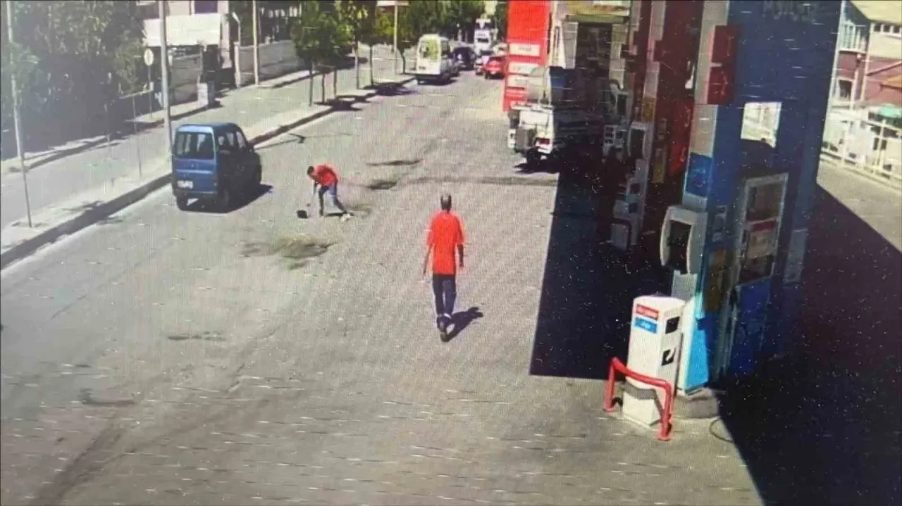 Düşürdüğü çantasına kavuşan yaşlı kadın polislere para verip çay ikram etmek istedi