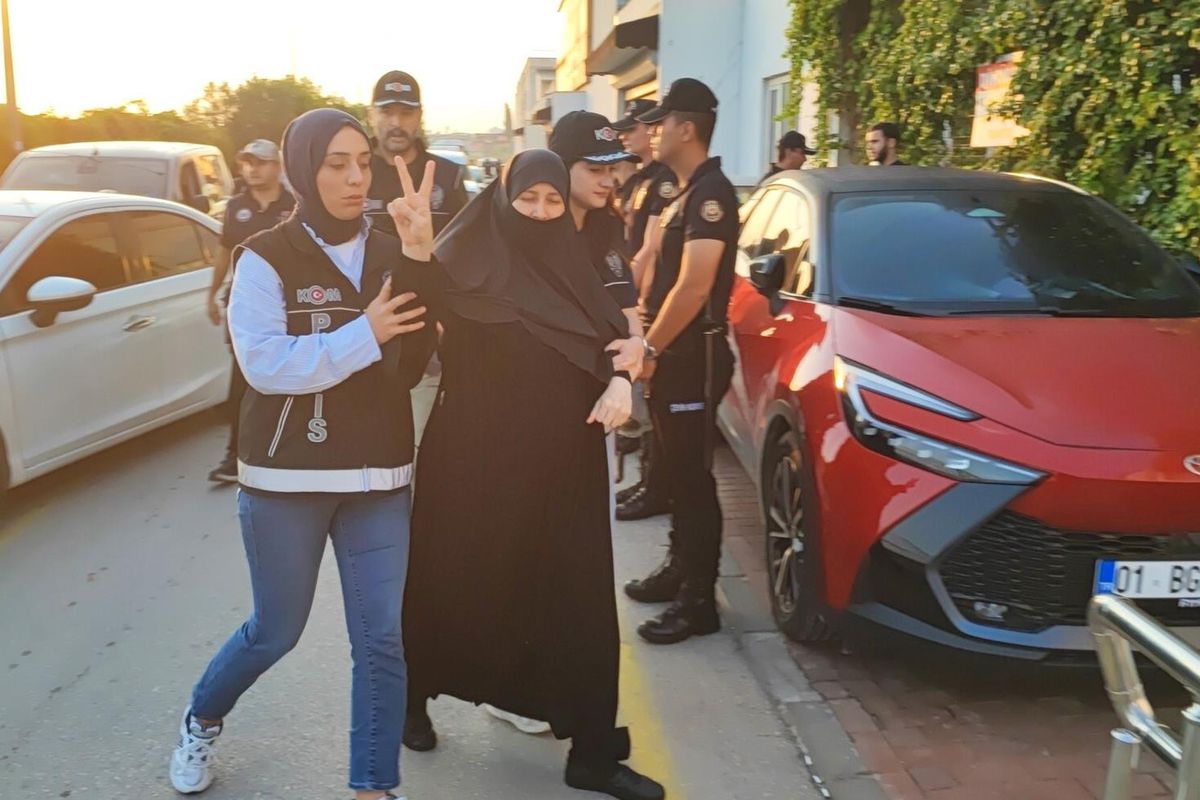 Furkan Vakfı operasyonunda dikkat çeken an! Gözaltında zafer işareti yaptı