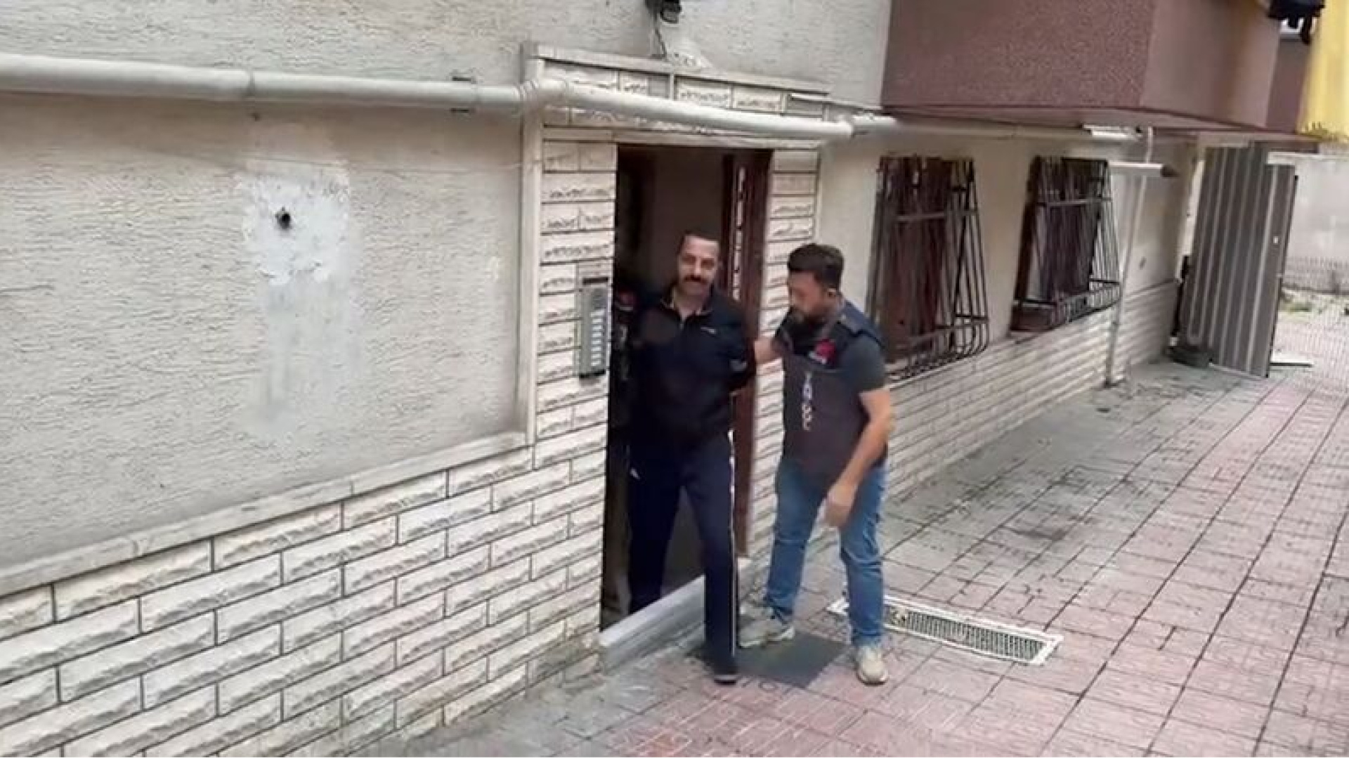 Sosyal medyada 'kamu görevlileriyle iletişimde' izlenimi veren şüpheli tutuklandı