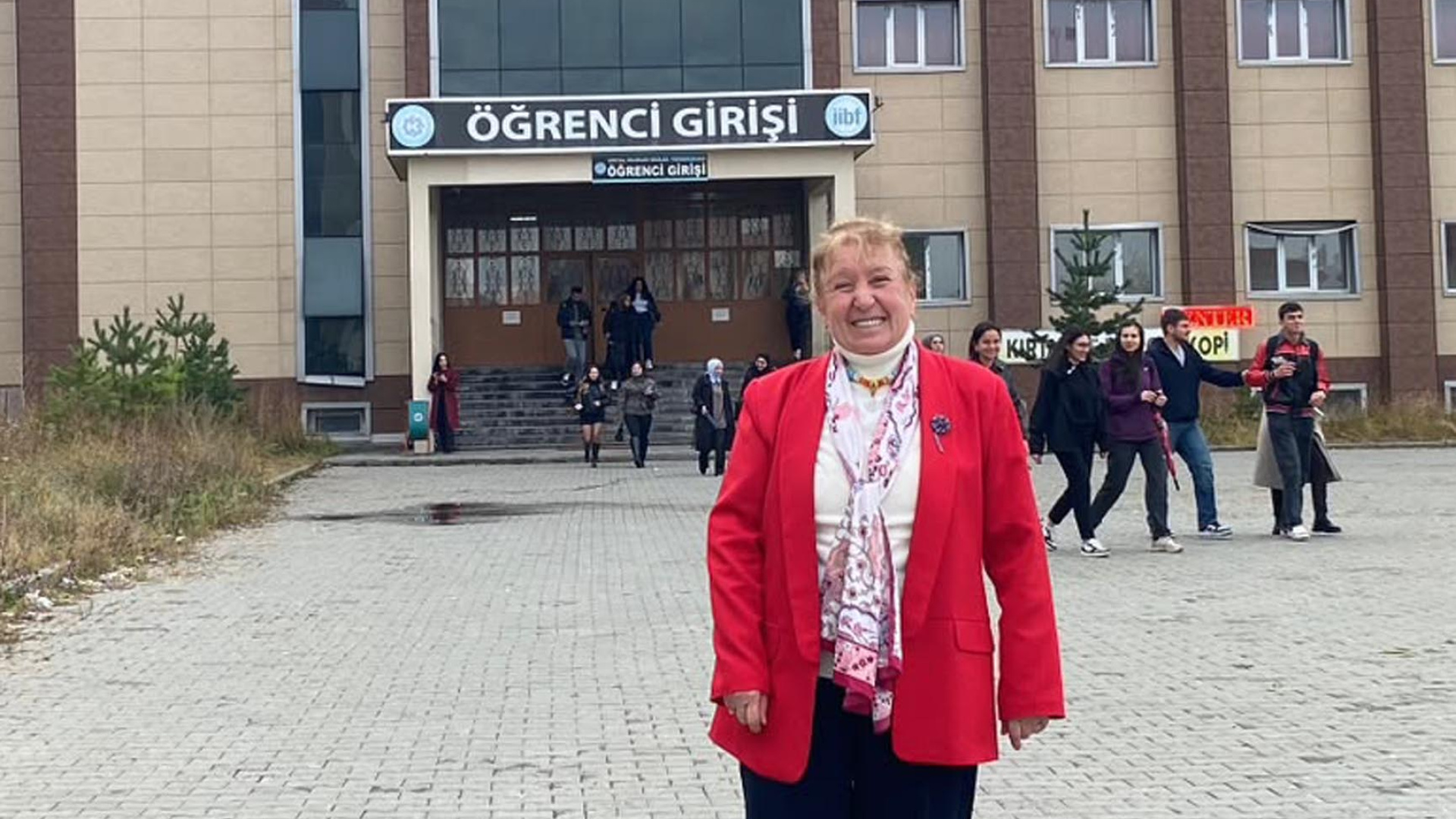 69'unda üniversiteden mezun oldu, 71'inde yüksek lisansa başladı