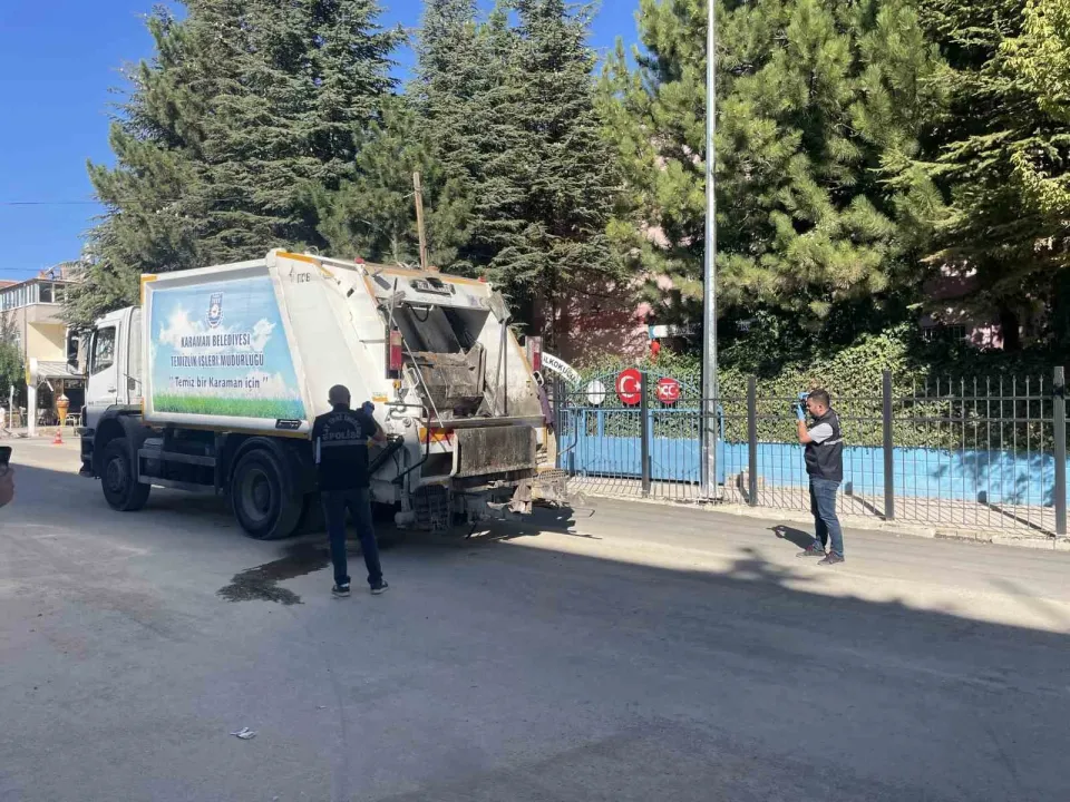 Karaman’da çöp kamyonundan düşen 2 işçi yaralandı: Kaza anı kameraya yansıdı