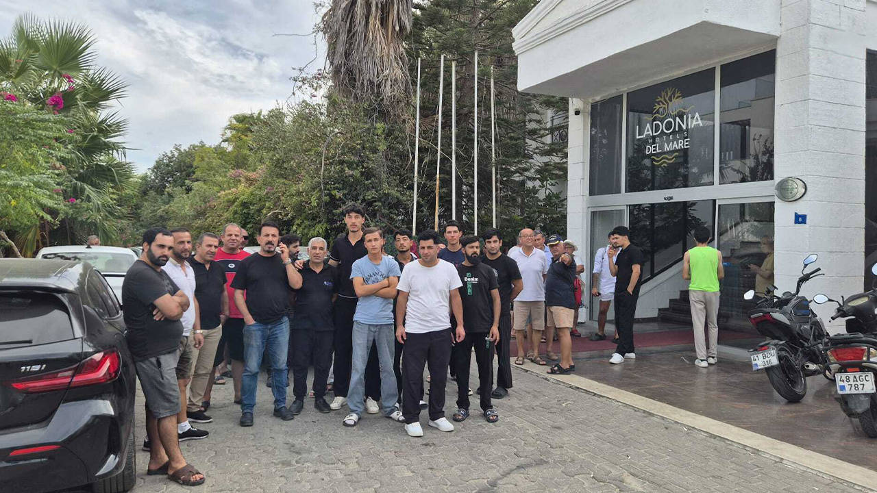Otel çalışanları da turistler de kapının önüne konuldu