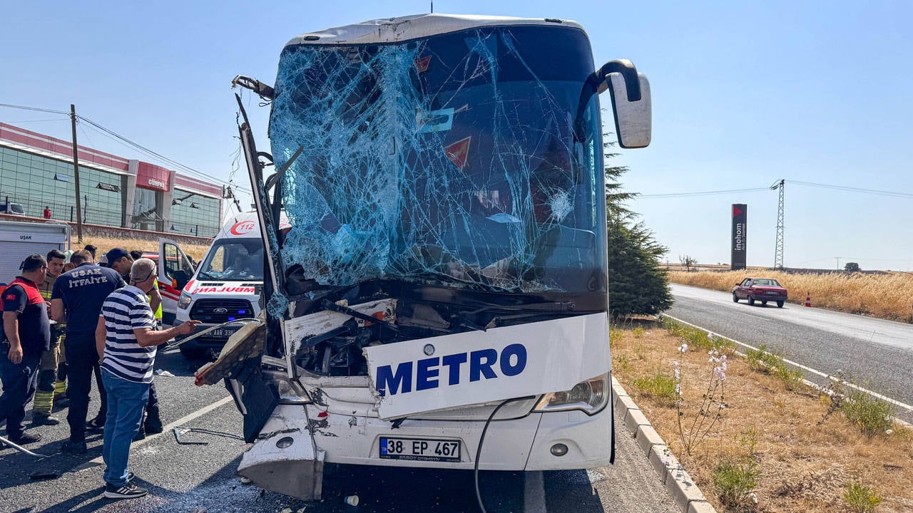 Metro'ya ait otobüs kamyona çarpmıştı: Muavin öldü, sürücü tutuklandı