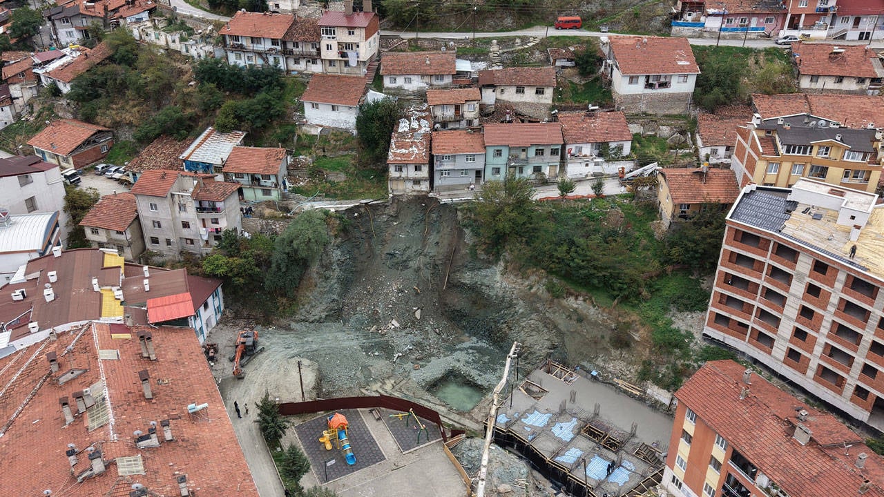 Tokat'ta inşaatın yanındaki yol çöktü: 2 katlı ev tahliye edildi