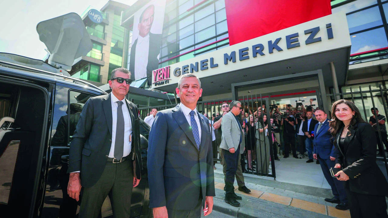 YENİ Parti yeni binasında: "İnsanların umudu YENİ Parti"