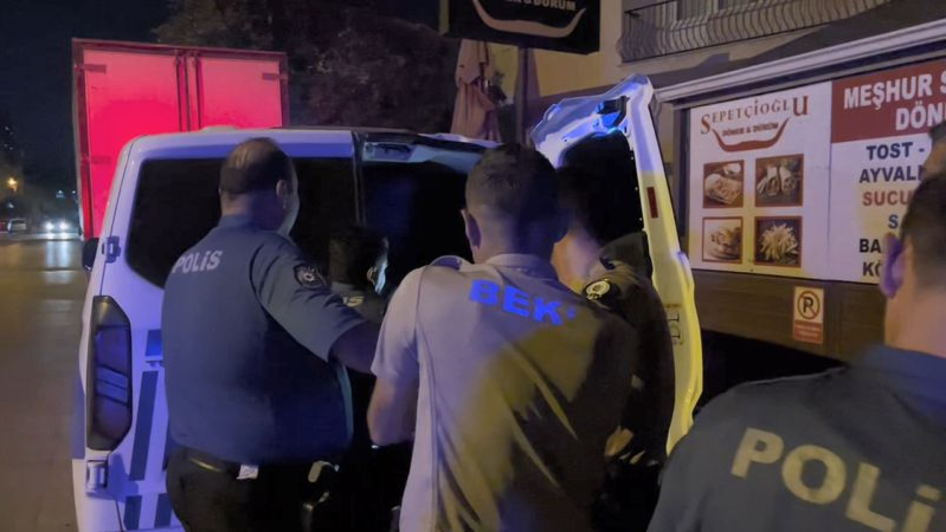 Eşine ve polislere saldırdı! Yakalandı!