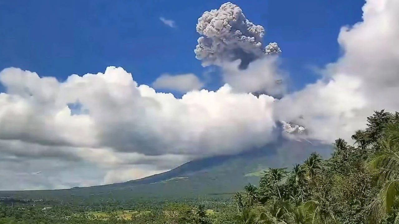 Mayon Yanardağı’nda patlama: Alarm seviyesi 3'e yükseltildi