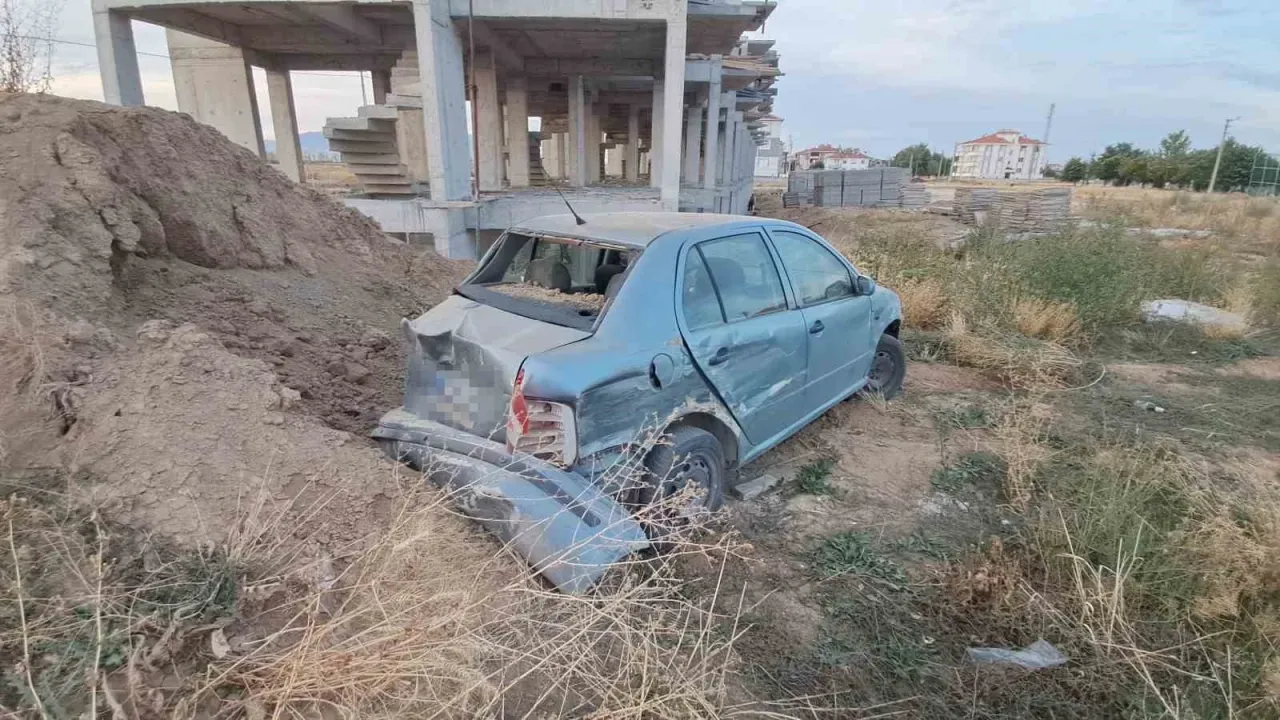 Kavşakta çarpışan araçlar savruldu: 2 yaralı