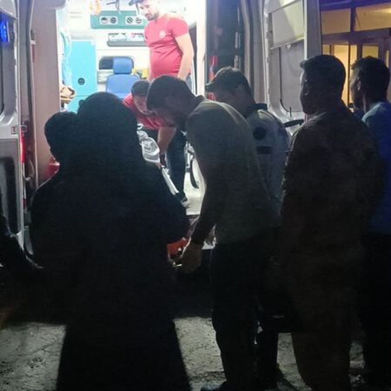 Kolu patoz makinesine sıkışan genç ağır yaralandı