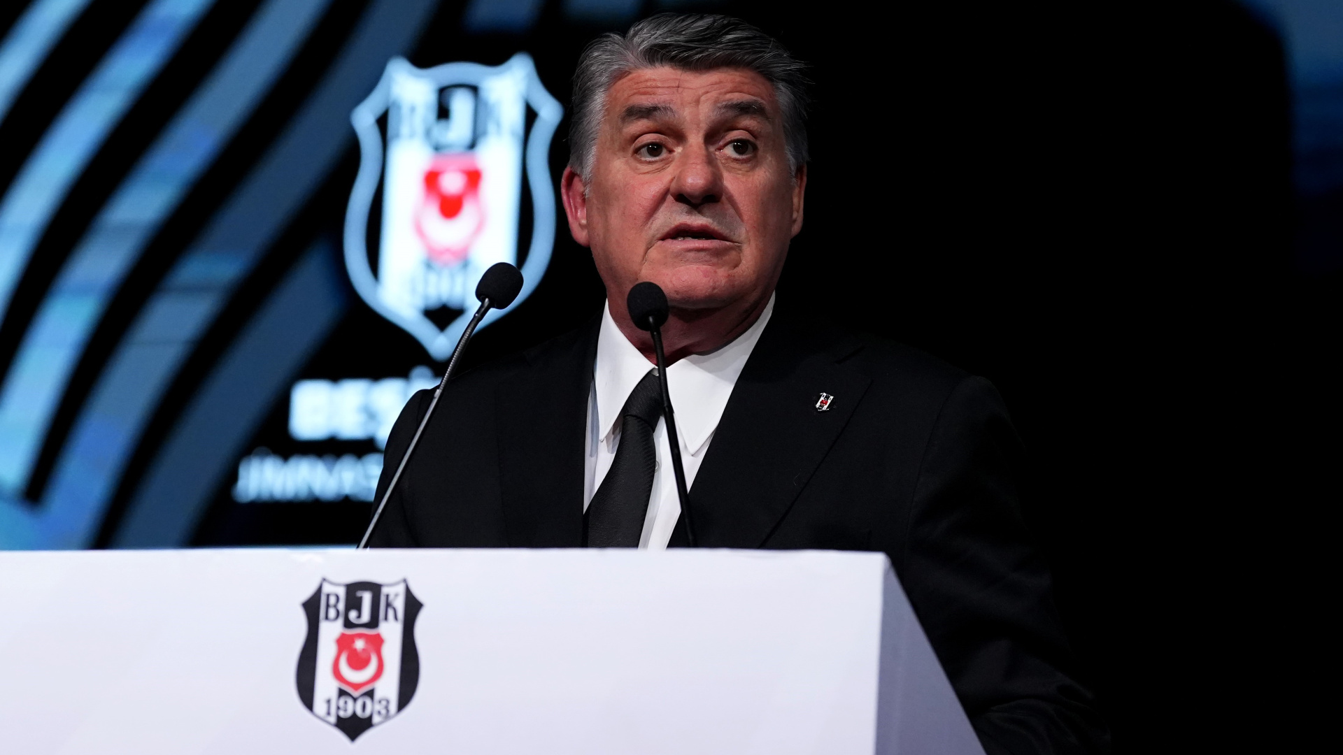 Beşiktaş'ta Adalı imzaları topladı!