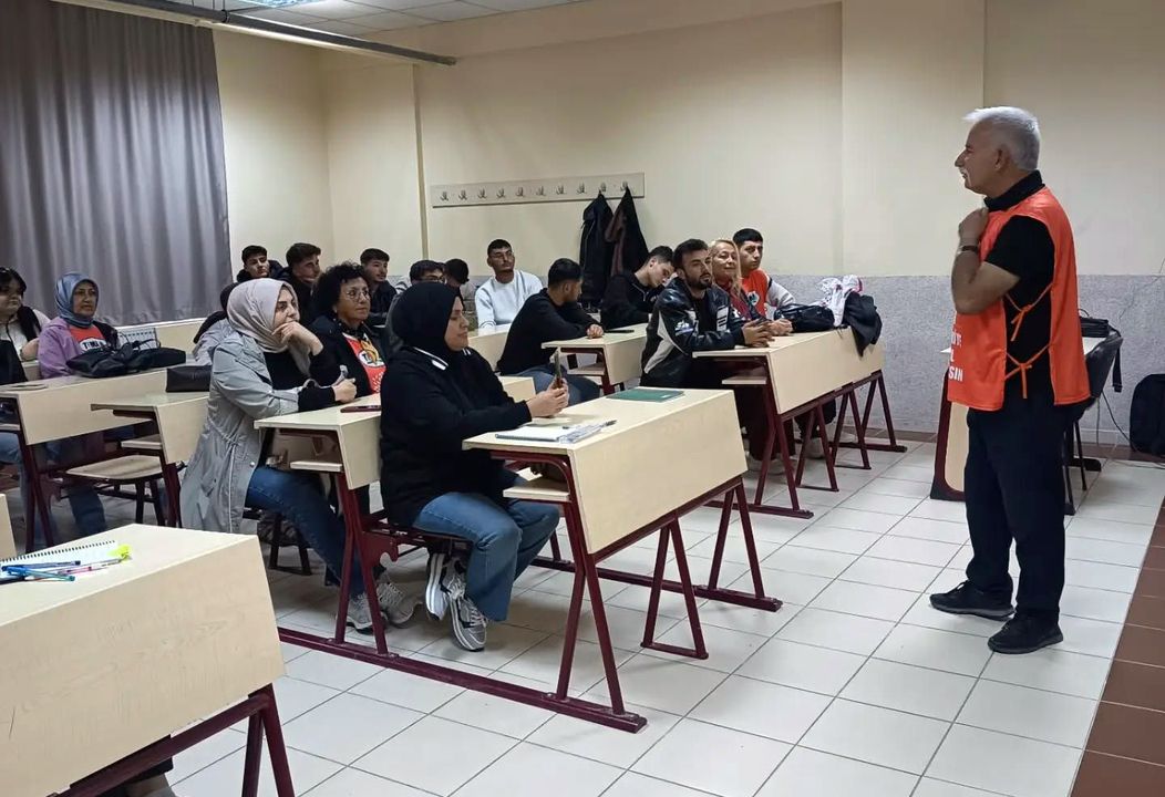 TEMA’dan KMÜ Öğrencilerine Gönüllülük ve Çevre Bilinci Anlatıldı