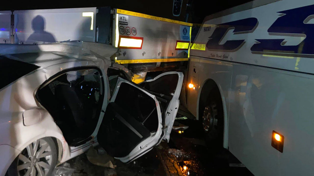 Hatay'da zincirleme trafik kazası: 2 kişi hayatını kaybetti, 4 kişi yaralandı