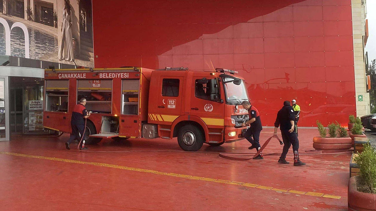 Çanakkale’de AVM’de yangın: Teknoloji mağazası hasar gördü