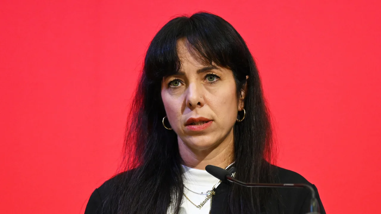 Elif Eralp, İçişleri Bakanı Alexander Dobrindt hakkında suç duyurusunda bulundu