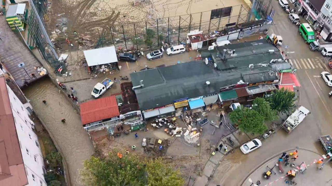 Ayazağa’da dere yatağındaki riskli yapılarda yıkım başladı