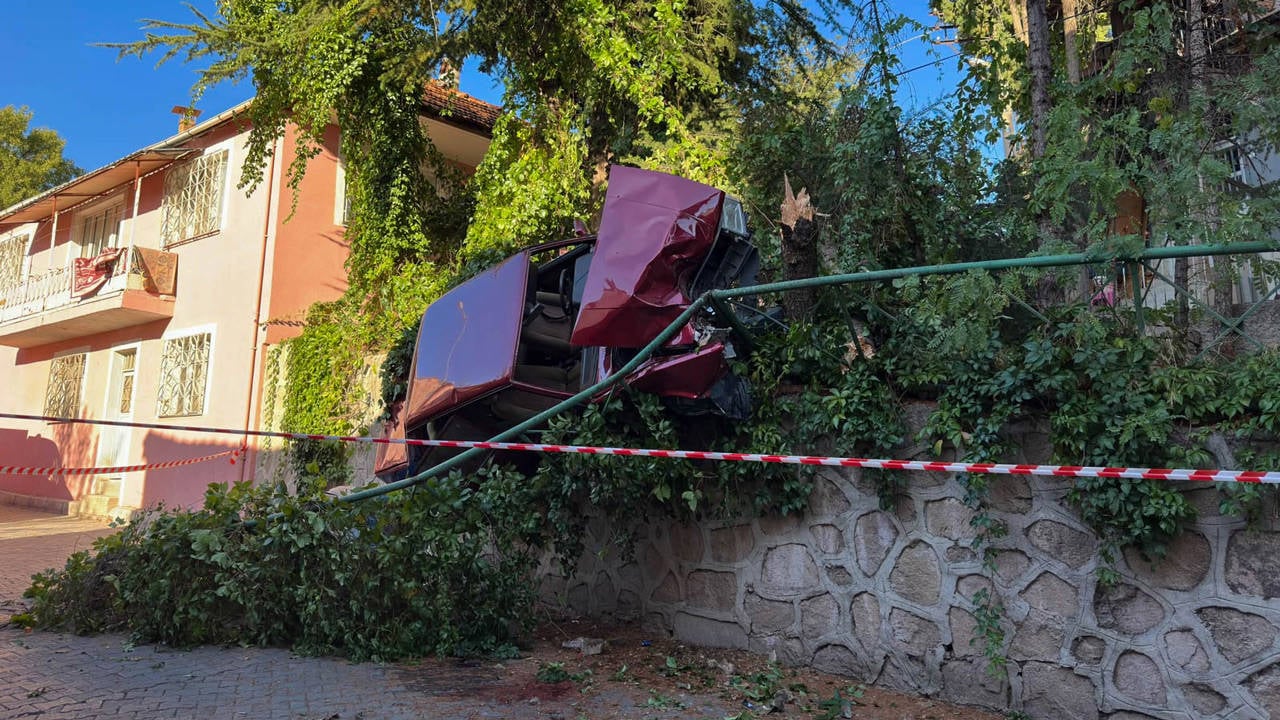 Uşak'ta ağaca çarpan araç istinat duvarında asılı kaldı: 1 yaralı