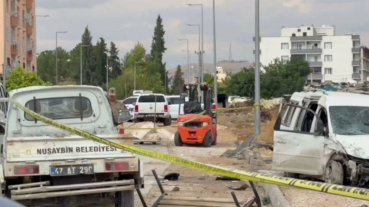 Nusaybin'de otomobil belediye aracına çarptı: 1 personel hayatını kaybetti, 2 yaralı