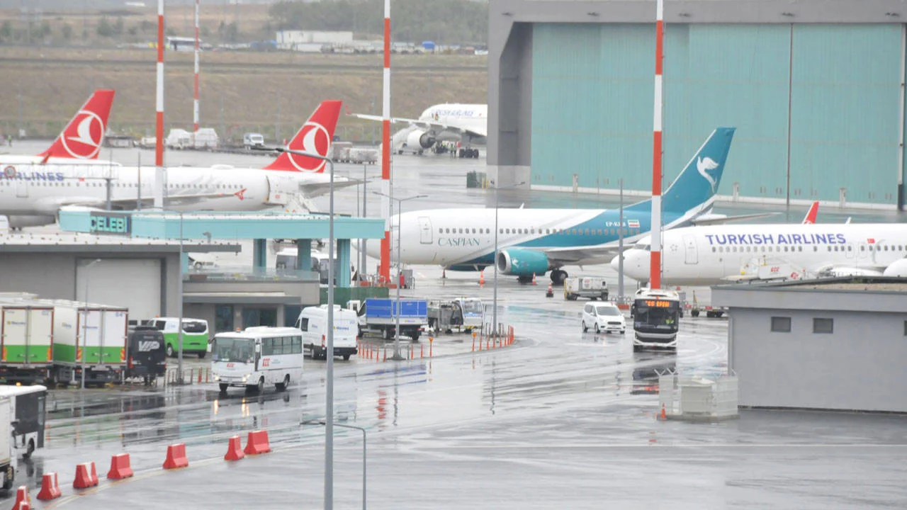 Borç nedeniyle İstanbul Havalimanı'nda haczedilen İran uçağı apronda bekliyor