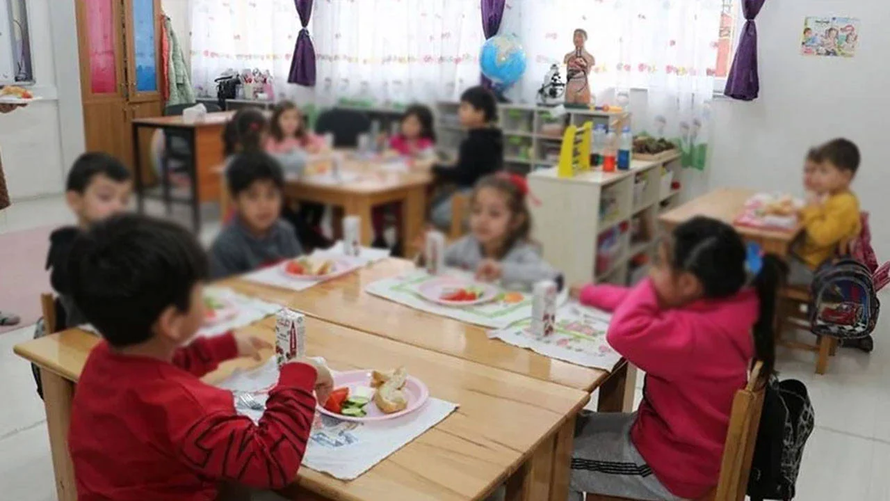 Milyonlarca çocuk okul sıralarında aç