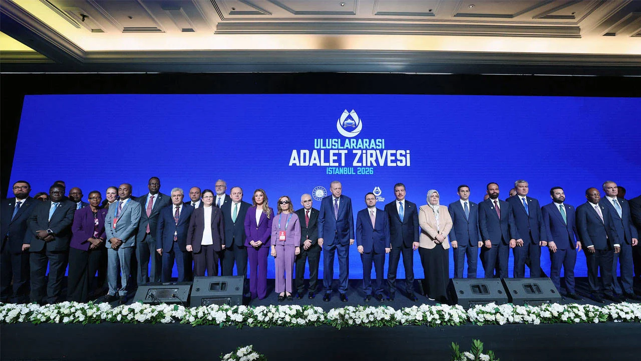 Söylem Başka, eylem bambaşka